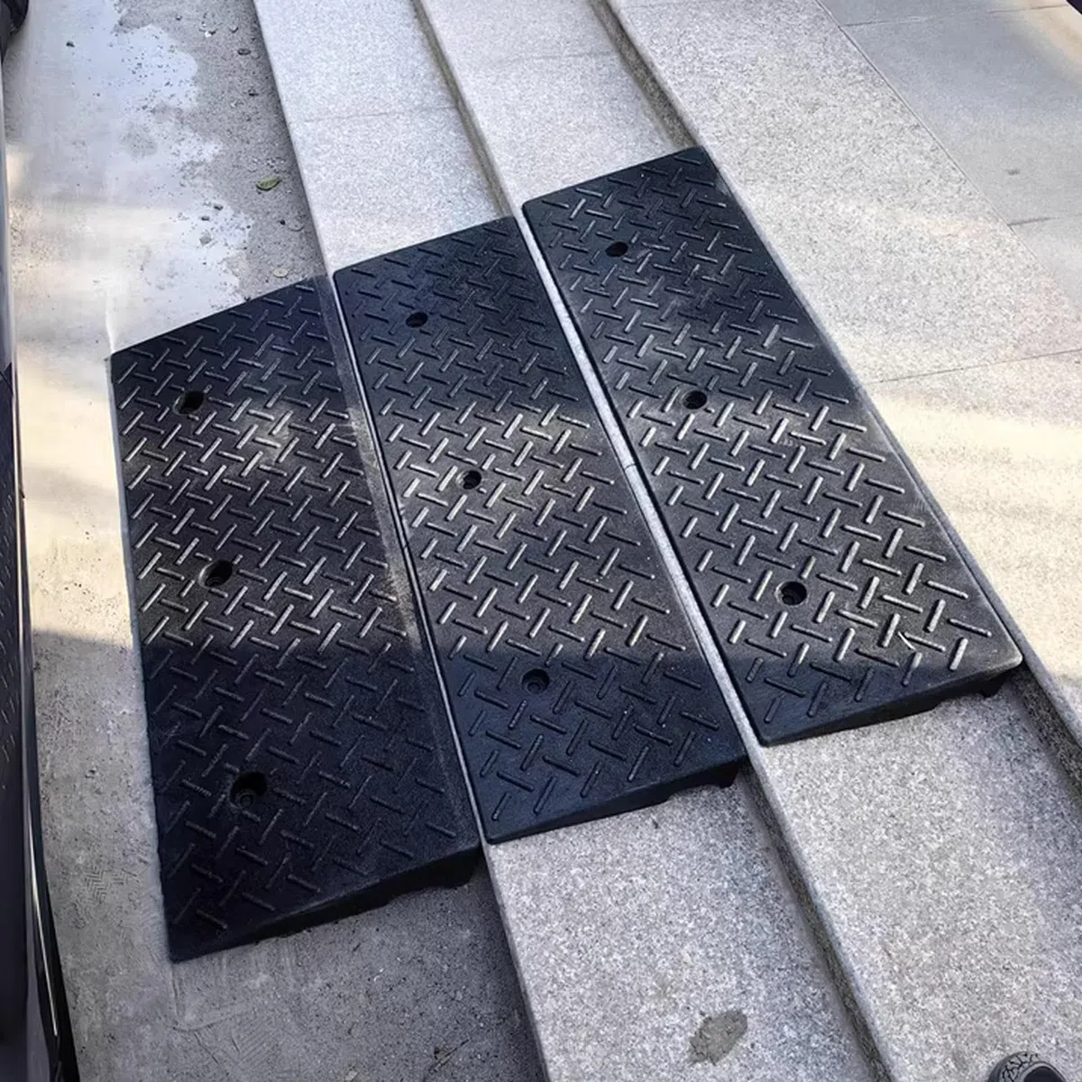 Genérico Rampa de Goma Resistente para sillas de Ruedas - Rampa Segura de 6 cm para umbrales de Scooters de Movilidad Que facilita el Acceso sobre escalones y bordillos - Ideal para usuarios de Silla
