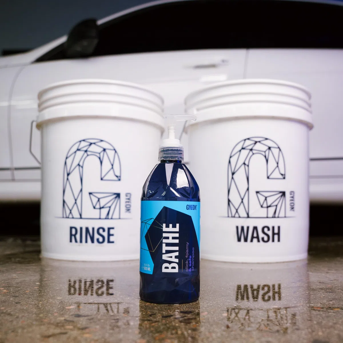 GYEON Q²M Bathe - Champú para coche, limpieza suave con pintura, alta formación de espuma, fórmula pH neutro (1000 ml)