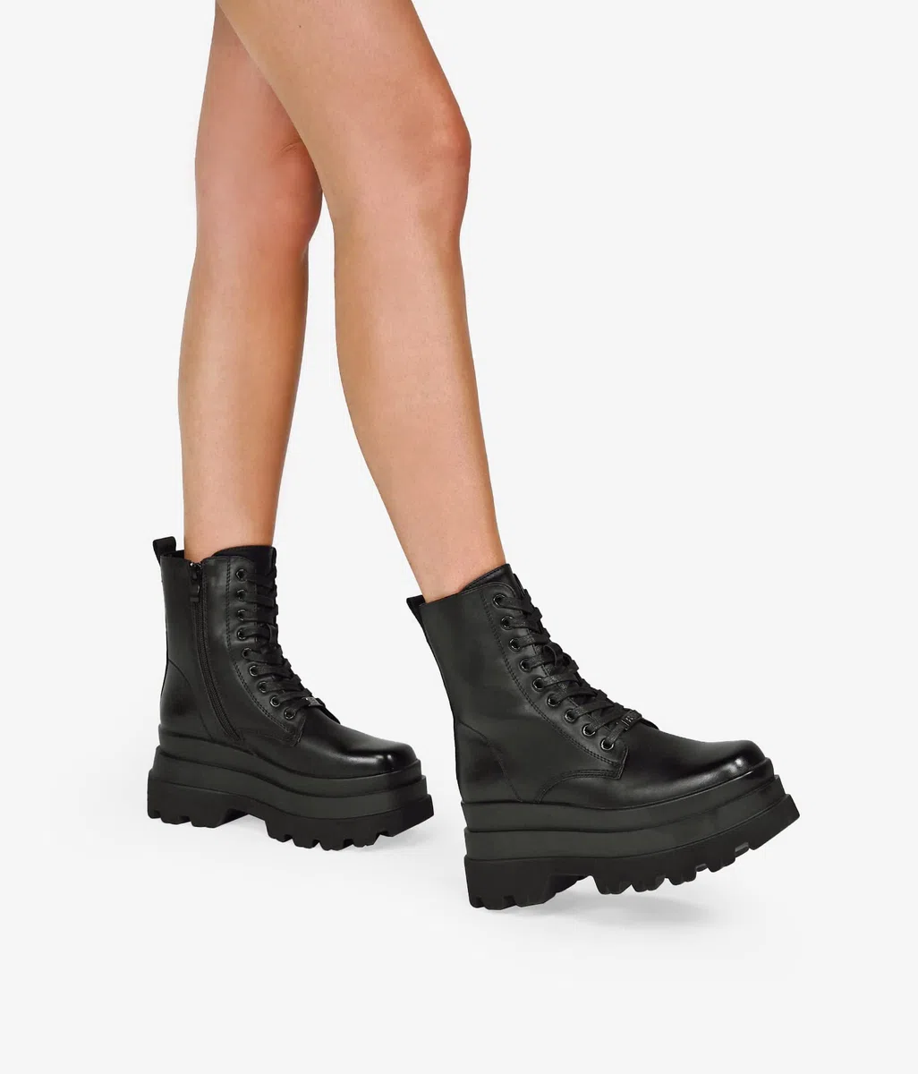BOSANOVA Botines Militares confeccionados en Piel Vegana con Doble Plataforma y Suela Track. Cierre con Cremallera y Cordones. Calzado para Mujer