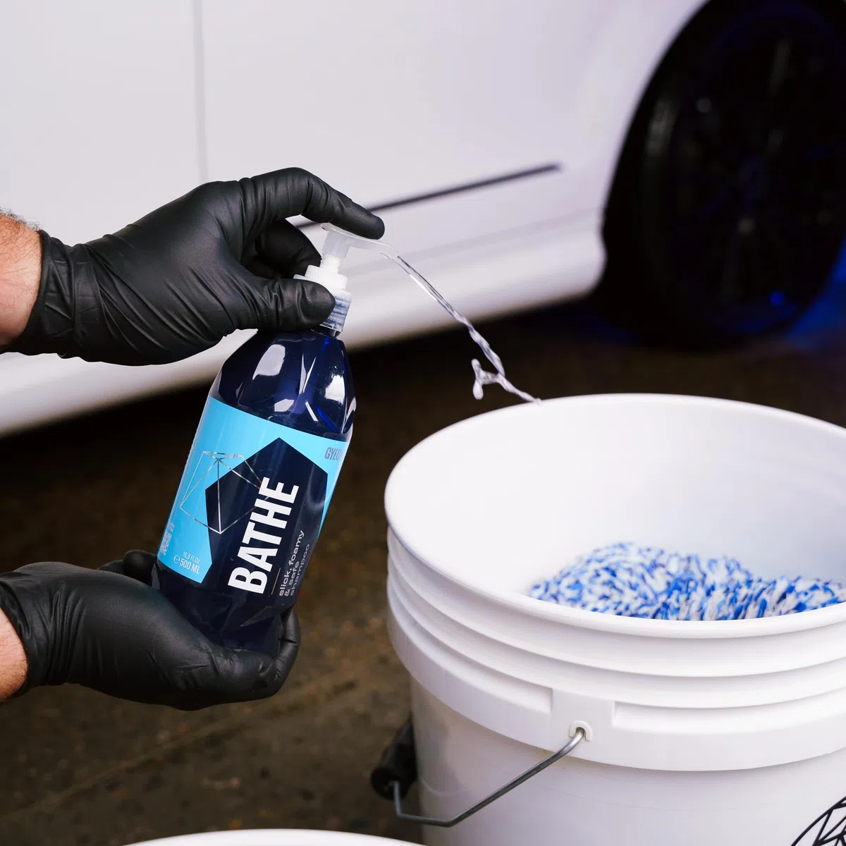 GYEON Q²M Bathe - Champú para coche, limpieza suave con pintura, alta formación de espuma, fórmula pH neutro (1000 ml)