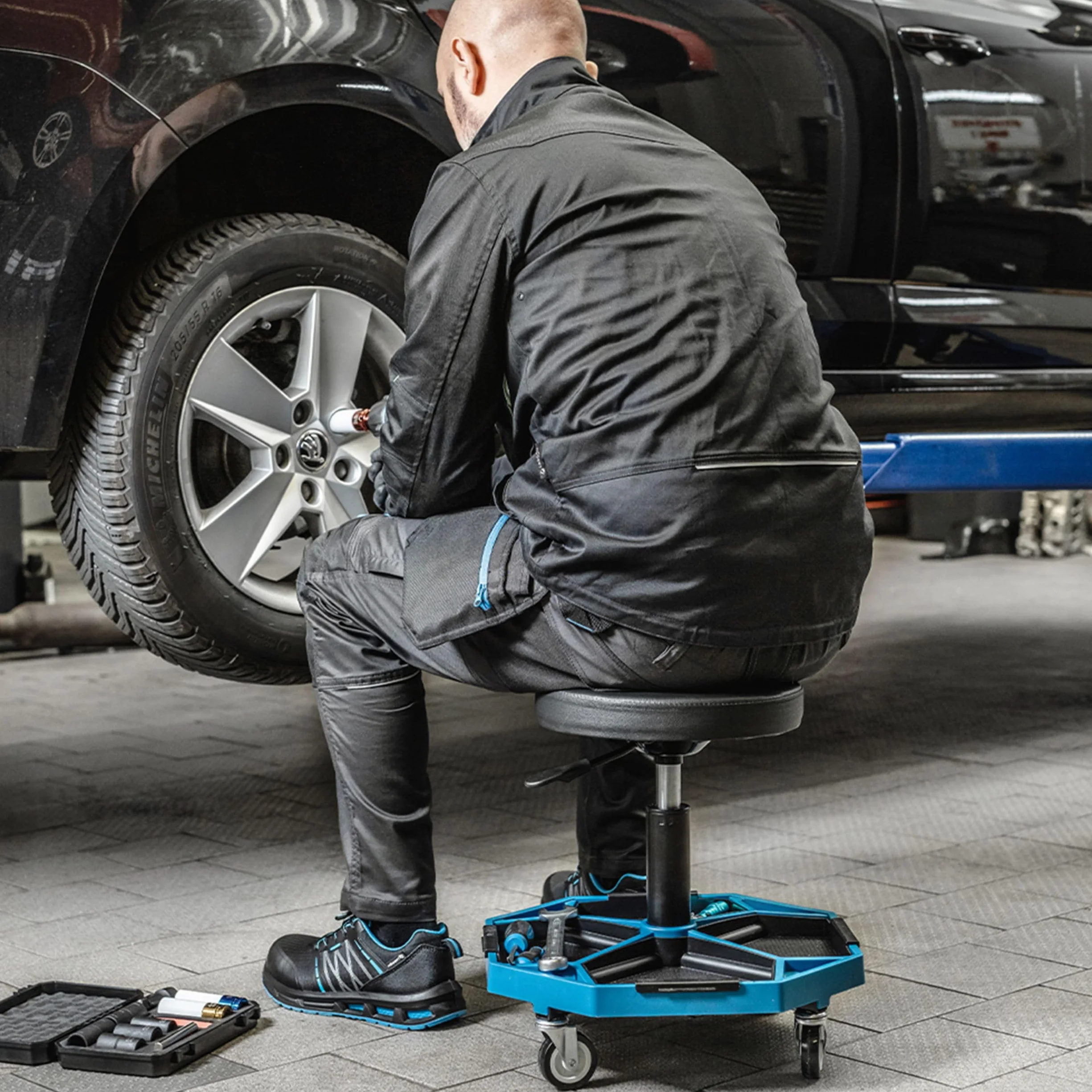 Högert Technik - Taburete de Taller Ajustable | Asiento telescópico de Taller | Altura Regulable | Construcción Robusta | Carga máxima: 140 kg | Taburete con Ruedas para el Taller