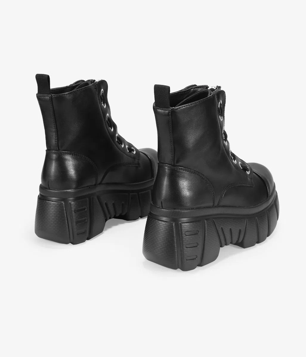 BOSANOVA Botas Militares confeccionadas en Piel Vegana con Detalle de Cremallera Frontal, Cordones Laterales Decorativos y Suela Track de 7 cm. Cierre con Cremallera. Calzado para Mujer